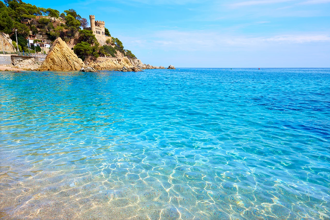 Playa de Sa Caleta y casas junto al mar en Lloret de Mar
