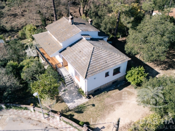 Casa independiente en Lloret de Mar (Lloret Blau) con 2 viviendas, parcela de 1.100 m² y buhardilla con potencial - referencia 3638 - imagen 1